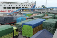 Aktivitas penyeberangan di PT ASDP Indonesia Ferry Cabang Merak terpantau padat pada Kamis 26 Februari 2026, akibat lonjakan pengiriman logistik jelang Idulfitri. (Beritasatu.com/A. Ferry Yuniar)
