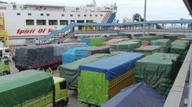 Aktivitas penyeberangan di PT ASDP Indonesia Ferry Cabang Merak terpantau padat pada Kamis 26 Februari 2026, akibat lonjakan pengiriman logistik jelang Idulfitri. (Beritasatu.com/A. Ferry Yuniar)
