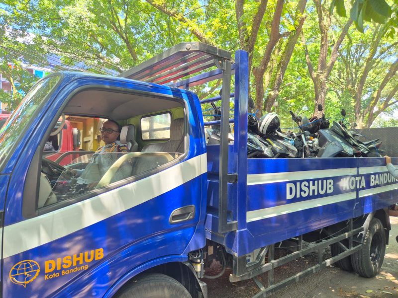 Pemerintah Kota (Pemkot) Bandung terus memperketat penertiban parkir liar melalui operasi gabungan lintas instansi. Dinas Perhubungan (Dishub) bersama TNI dan Polri menyasar sejumlah titik rawan pelanggaran demi menciptakan ketertiban dan kelancaran lalu lintas di pusat kota. (Humas Kota Bandung)