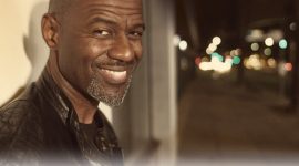 Kejutan tak terduga! Brian McKnight tiba-tiba muncul dan membawakan lagu romantis di resepsi El Rumi–Syifa. (Google)