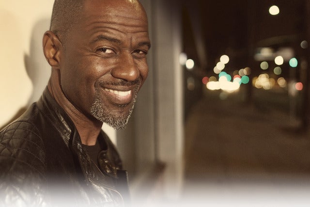 Kejutan tak terduga! Brian McKnight tiba-tiba muncul dan membawakan lagu romantis di resepsi El Rumi–Syifa. (Google)