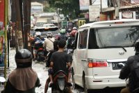 Kendaran bermotor tampak menerobos lokasi jalan yang terendam banjir di jalan Derwati Kelurahan Derwati Kecamatan Rancasari Kota Bandung, selasa (4/3/2025).(KOMPAS.COM/AGIE PERMADI)