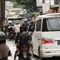 Kendaran bermotor tampak menerobos lokasi jalan yang terendam banjir di jalan Derwati Kelurahan Derwati Kecamatan Rancasari Kota Bandung, selasa (4/3/2025).(KOMPAS.COM/AGIE PERMADI)