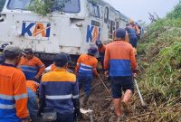 Proses pembersihan jalur dan evakuasi sarana kereta api terdampak longsor di petak jalan Maswati?Sasaksaat (MSI?SKT), Rabu (1/4/2026). (Foto. KAI)
