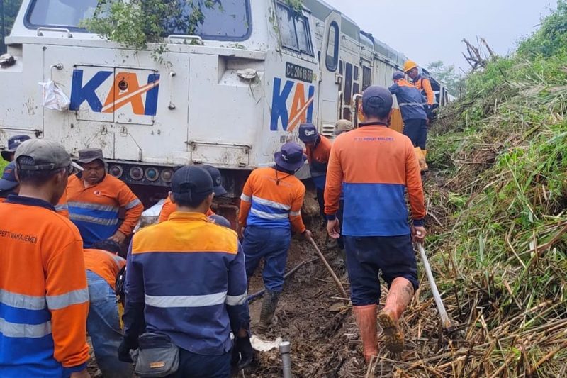 Proses pembersihan jalur dan evakuasi sarana kereta api terdampak longsor di petak jalan Maswati?Sasaksaat (MSI?SKT), Rabu (1/4/2026). (Foto. KAI)
