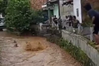 Detik-detik sejumlah warga hanyut di Sungai Cibanjaran, Kecamatan Banjaran, Kabupaten Bandung, pada Rabu (15/4/2026). Foto Istimewa