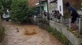 Detik-detik sejumlah warga hanyut di Sungai Cibanjaran, Kecamatan Banjaran, Kabupaten Bandung, pada Rabu (15/4/2026). Foto Istimewa