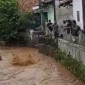 Detik-detik sejumlah warga hanyut di Sungai Cibanjaran, Kecamatan Banjaran, Kabupaten Bandung, pada Rabu (15/4/2026). Foto Istimewa