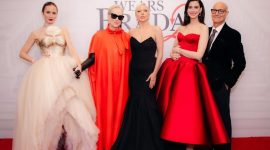 Tangkapan layar akun Instagram Disney @disney. Anne Hathaway tampil mencolok di premiere The Devil Wears Prada 2 dengan busana serba merah yang terinspirasi dari karakter Andy Sachs.(Instagram/@disney)