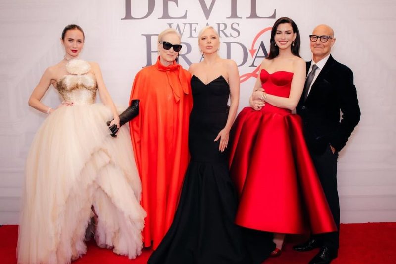 Tangkapan layar akun Instagram Disney @disney. Anne Hathaway tampil mencolok di premiere The Devil Wears Prada 2 dengan busana serba merah yang terinspirasi dari karakter Andy Sachs.(Instagram/@disney)