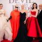 Tangkapan layar akun Instagram Disney @disney. Anne Hathaway tampil mencolok di premiere The Devil Wears Prada 2 dengan busana serba merah yang terinspirasi dari karakter Andy Sachs.(Instagram/@disney)