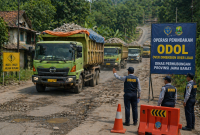 Dinas Perhubungan Jawa Barat akan melakukan operasi rutin untuk menindak kendaraan ODOL yang merusak jalan di ruas Jalan Cikembar–Jampang Tengah, Kabupaten Sukabumi. Foto: Ilustrasi