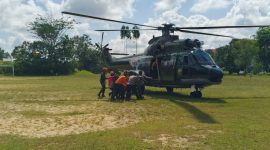 Sebanyak delapan korban meninggal dunia akibat peristiwa jatuhnya helikopter PK-CFX di Sekadau, Kalimantan Barat (Kalbar) akhirnya dievakuasi, Jumat (17/4/2026] (Foto Dispenau )