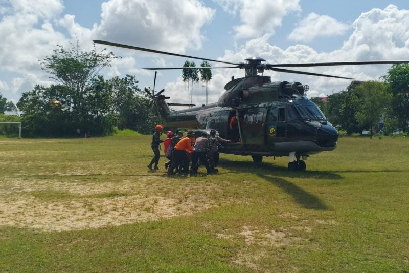 Sebanyak delapan korban meninggal dunia akibat peristiwa jatuhnya helikopter PK-CFX di Sekadau, Kalimantan Barat (Kalbar) akhirnya dievakuasi, Jumat (17/4/2026] (Foto Dispenau )