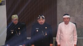 Bupati Subang Reynaldy Putra Andita bersama Wakil Bupati Agus Masykur Rosyadi menghadiri Rapat Paripurna Istimewa DPRD dalam rangka Hari Jadi ke-78 Kabupaten Subang, Senin (6/4/2026). Momentum tersebut menegaskan percepatan pembangunan di berbagai sektor di Kabupaten Subang. Foto: Humas Jabar