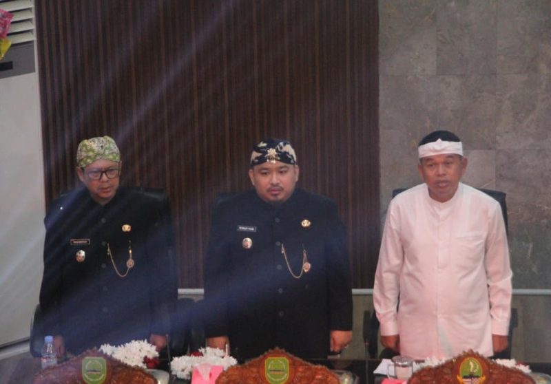 Bupati Subang Reynaldy Putra Andita bersama Wakil Bupati Agus Masykur Rosyadi menghadiri Rapat Paripurna Istimewa DPRD dalam rangka Hari Jadi ke-78 Kabupaten Subang, Senin (6/4/2026). Momentum tersebut menegaskan percepatan pembangunan di berbagai sektor di Kabupaten Subang. Foto: Humas Jabar