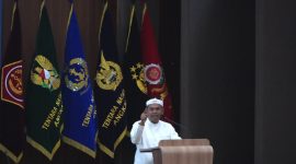 Gubernur Jawa Barat Dedi Mulyadi memberikan kuliah umum kepada Perwira Siswa Sesko TNI di Grha Widya Adibrata, Kota Bandung, Senin (6/4/2026). Dalam kesempatan tersebut ia menekankan pentingnya kepemimpinan autentik yang berlandaskan nilai ideologi, sejarah, dan filosofi. Foto: Humas Jabar