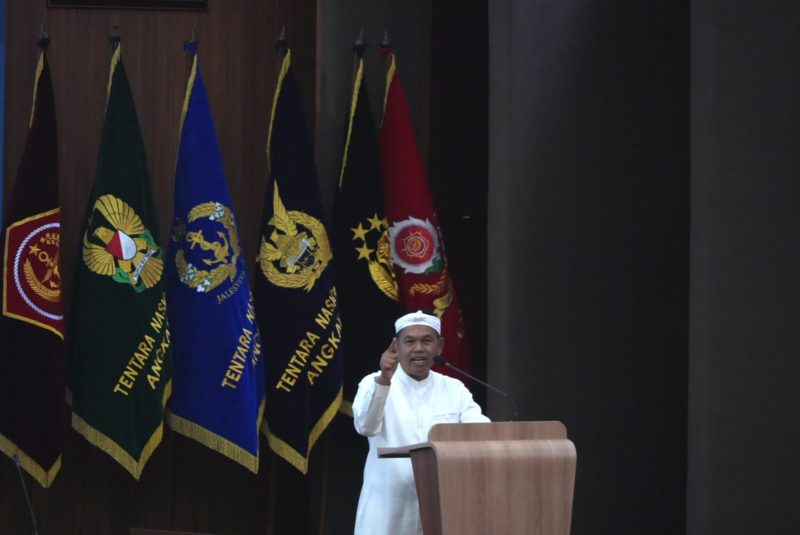 Gubernur Jawa Barat Dedi Mulyadi memberikan kuliah umum kepada Perwira Siswa Sesko TNI di Grha Widya Adibrata, Kota Bandung, Senin (6/4/2026). Dalam kesempatan tersebut ia menekankan pentingnya kepemimpinan autentik yang berlandaskan nilai ideologi, sejarah, dan filosofi. Foto: Humas Jabar