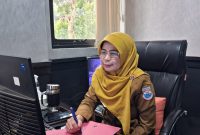 Kepala BKPSDM Kota Cimahi, Siti Fatonah, S.Sos., M.Si. saat memberikan keterangan terkait penerapan kebijakan WFH bagi ASN Pemkot Cimahi sebagai upaya penghematan energi dan transformasi budaya kerja digital melalui aplikasi 