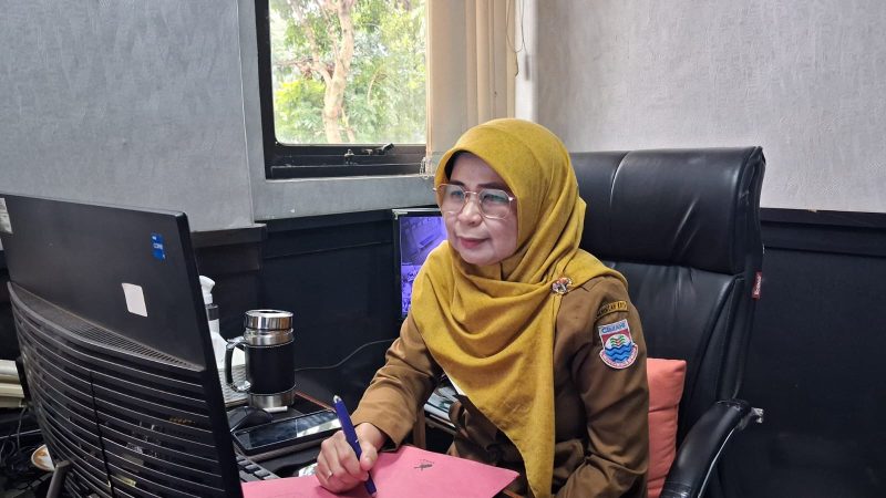 Kepala BKPSDM Kota Cimahi, Siti Fatonah, S.Sos., M.Si. saat memberikan keterangan terkait penerapan kebijakan WFH bagi ASN Pemkot Cimahi sebagai upaya penghematan energi dan transformasi budaya kerja digital melalui aplikasi 