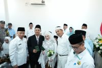 Gubernur Jawa Barat Dedi Mulyadi menjadi saksi pernikahan massal sederhana di KUA Bojongsari, Kota Depok, Selasa (21/4/2026). Dalam kesempatan tersebut, ia mengajak masyarakat menikah tanpa berutang dan memprioritaskan masa depan keluarga. Foto: Humas Jabar