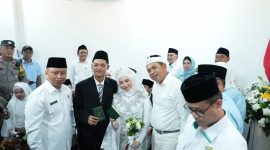 Gubernur Jawa Barat Dedi Mulyadi menjadi saksi pernikahan massal sederhana di KUA Bojongsari, Kota Depok, Selasa (21/4/2026). Dalam kesempatan tersebut, ia mengajak masyarakat menikah tanpa berutang dan memprioritaskan masa depan keluarga. Foto: Humas Jabar