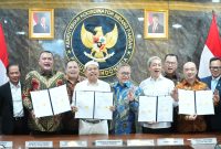 Gubernur Jawa Barat Dedi Mulyadi menandatangani perjanjian kerja sama pembangunan Pengolahan Sampah menjadi Energi Listrik (PSEL) di Jakarta, Selasa (21/4/2026). Proyek ini ditargetkan mulai dibangun pada Juni 2026 untuk mengatasi persoalan sampah sekaligus menghasilkan energi listrik. Foto: Humas Jabar