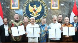 Gubernur Jawa Barat Dedi Mulyadi menandatangani perjanjian kerja sama pembangunan Pengolahan Sampah menjadi Energi Listrik (PSEL) di Jakarta, Selasa (21/4/2026). Proyek ini ditargetkan mulai dibangun pada Juni 2026 untuk mengatasi persoalan sampah sekaligus menghasilkan energi listrik. Foto: Humas Jabar