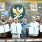 Gubernur Jawa Barat Dedi Mulyadi menandatangani perjanjian kerja sama pembangunan Pengolahan Sampah menjadi Energi Listrik (PSEL) di Jakarta, Selasa (21/4/2026). Proyek ini ditargetkan mulai dibangun pada Juni 2026 untuk mengatasi persoalan sampah sekaligus menghasilkan energi listrik. Foto: Humas Jabar