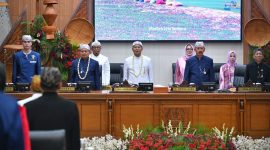 Wakil Gubernur Jawa Barat Erwan Setiawan menghadiri Rapat Paripurna DPRD Kabupaten Sumedang dalam rangka Hari Jadi ke-448, Rabu (22/4/2026). Momentum ini dimanfaatkan untuk menegaskan pentingnya tata kelola pemerintahan yang aman dan kolaboratif. Foto: Humas Jabar