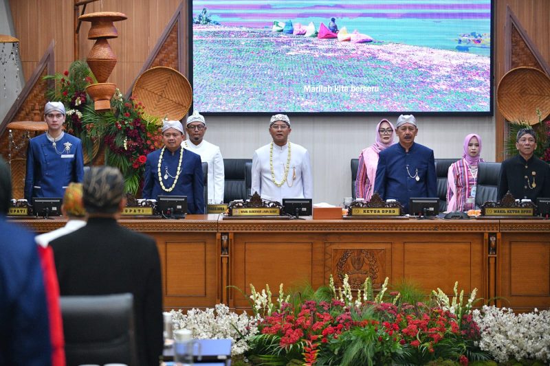 Wakil Gubernur Jawa Barat Erwan Setiawan menghadiri Rapat Paripurna DPRD Kabupaten Sumedang dalam rangka Hari Jadi ke-448, Rabu (22/4/2026). Momentum ini dimanfaatkan untuk menegaskan pentingnya tata kelola pemerintahan yang aman dan kolaboratif. Foto: Humas Jabar