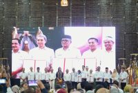 Menteri Koordinator PMK Pratikno bersama Menteri Pariwisata Widianti Putri Wardhana dan Gubernur Jawa Barat Dedi Mulyadi saat peluncuran revitalisasi pendidikan vokasi di Bale Pakuan, Bandung, Rabu (22/4/2026). Program ini bertujuan menyiapkan tenaga kerja yang sesuai dengan kebutuhan industri. Foto: Humas Jabar