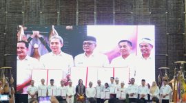 Menteri Koordinator PMK Pratikno bersama Menteri Pariwisata Widianti Putri Wardhana dan Gubernur Jawa Barat Dedi Mulyadi saat peluncuran revitalisasi pendidikan vokasi di Bale Pakuan, Bandung, Rabu (22/4/2026). Program ini bertujuan menyiapkan tenaga kerja yang sesuai dengan kebutuhan industri. Foto: Humas Jabar