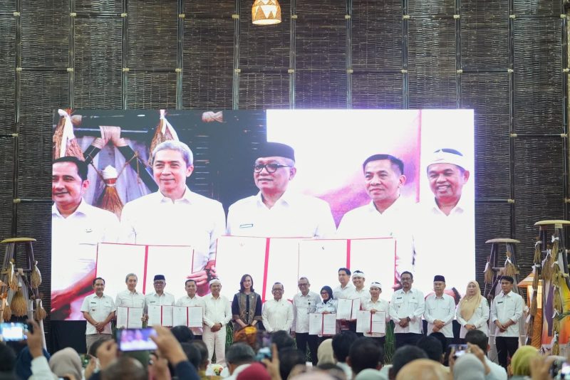 Menteri Koordinator PMK Pratikno bersama Menteri Pariwisata Widianti Putri Wardhana dan Gubernur Jawa Barat Dedi Mulyadi saat peluncuran revitalisasi pendidikan vokasi di Bale Pakuan, Bandung, Rabu (22/4/2026). Program ini bertujuan menyiapkan tenaga kerja yang sesuai dengan kebutuhan industri. Foto: Humas Jabar