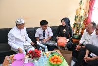 Wakil Gubernur Jawa Barat Erwan Setiawan berbincang dengan siswa SMP Negeri 1 Tanjungsari di Kabupaten Sumedang. Ia memastikan seorang siswa bernama Ihsan yang sempat putus sekolah dapat kembali melanjutkan pendidikannya. Foto: Humas Jabar
