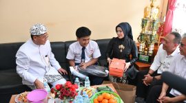 Wakil Gubernur Jawa Barat Erwan Setiawan berbincang dengan siswa SMP Negeri 1 Tanjungsari di Kabupaten Sumedang. Ia memastikan seorang siswa bernama Ihsan yang sempat putus sekolah dapat kembali melanjutkan pendidikannya. Foto: Humas Jabar