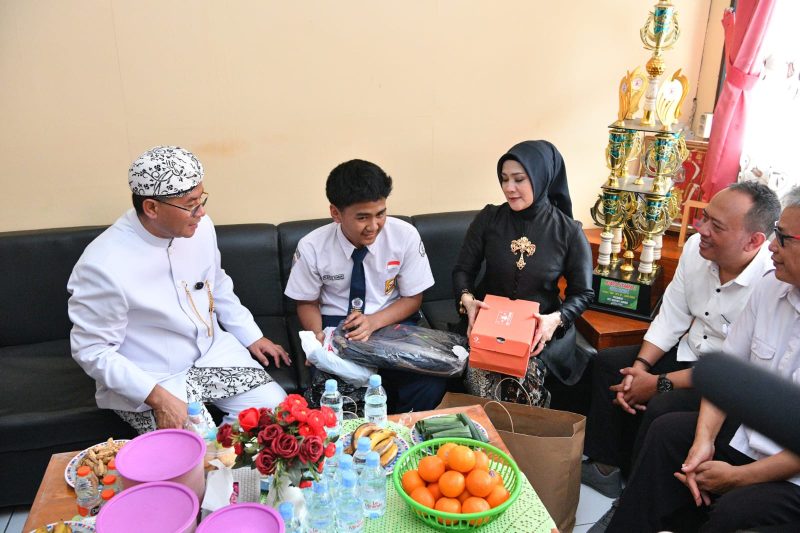 Wakil Gubernur Jawa Barat Erwan Setiawan berbincang dengan siswa SMP Negeri 1 Tanjungsari di Kabupaten Sumedang. Ia memastikan seorang siswa bernama Ihsan yang sempat putus sekolah dapat kembali melanjutkan pendidikannya. Foto: Humas Jabar