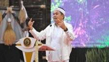 Gubernur Jawa Barat Dedi Mulyadi menghadiri Forum Industri Jawa Barat di Bale Gede Pakuan, Bandung. Pemprov Jabar mendorong lahirnya kelas menengah baru melalui akses beasiswa ke sekolah industri unggulan bagi siswa kurang mampu. Foto: Humas Jabar