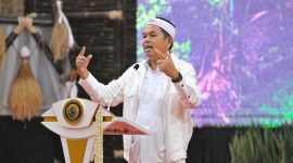 Gubernur Jawa Barat Dedi Mulyadi menghadiri Forum Industri Jawa Barat di Bale Gede Pakuan, Bandung. Pemprov Jabar mendorong lahirnya kelas menengah baru melalui akses beasiswa ke sekolah industri unggulan bagi siswa kurang mampu. Foto: Humas Jabar