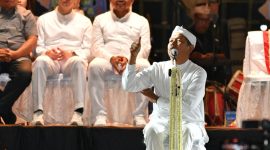 Gubernur Jawa Barat Dedi Mulyadi menyampaikan sambutan dalam acara Ekosistem Budaya Kasumedangan di Sumedang. Ia mengajak masyarakat membangun kebanggaan terhadap potensi daerah dan memperkuat kemandirian. Foto: Humas Jabar