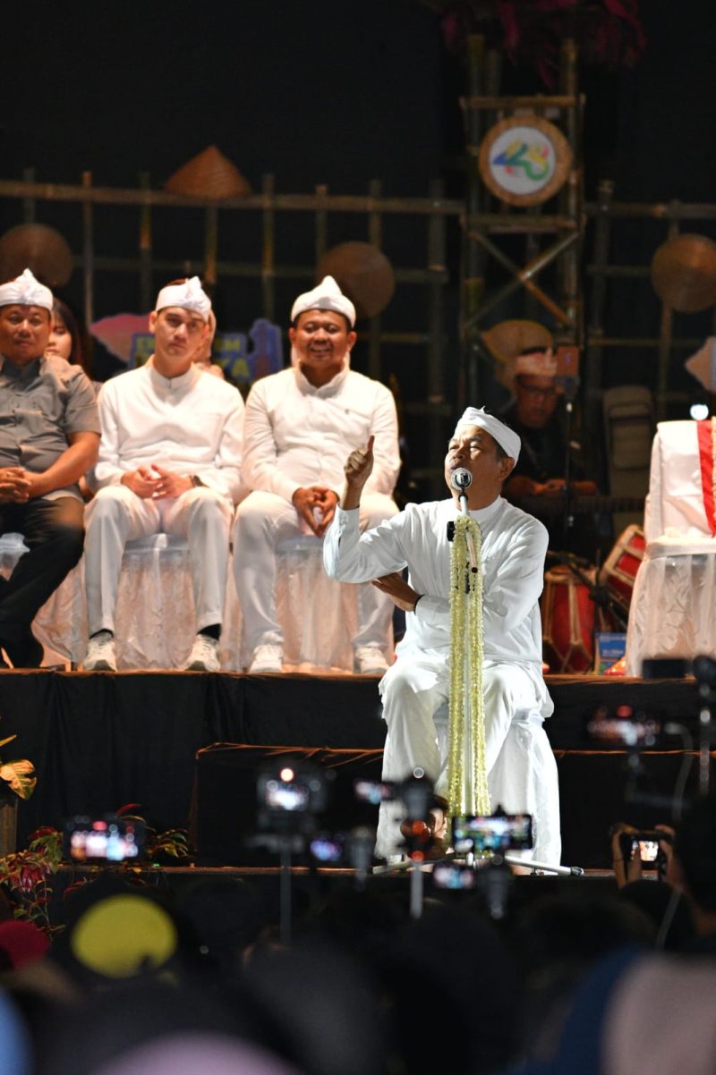 Gubernur Jawa Barat Dedi Mulyadi menyampaikan sambutan dalam acara Ekosistem Budaya Kasumedangan di Sumedang. Ia mengajak masyarakat membangun kebanggaan terhadap potensi daerah dan memperkuat kemandirian. Foto: Humas Jabar