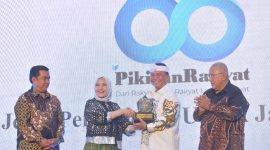 Sekretaris Daerah Jawa Barat Herman Suryatman menerima penghargaan dari Harian Pikiran Rakyat dalam peringatan HUT ke-60 di Kota Bandung. Penghargaan diberikan atas kontribusi Pemprov Jabar dalam memperkuat kehidupan pers di Jawa Barat. Foto: Humas Jabar