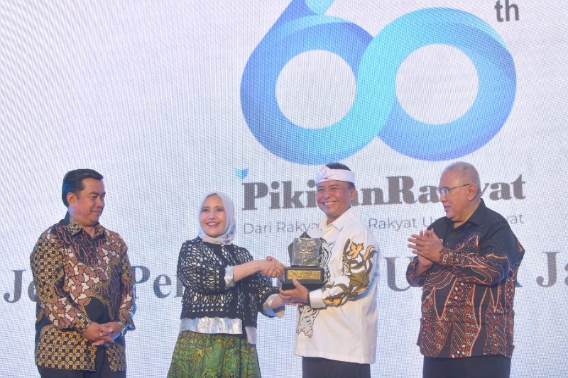 Sekretaris Daerah Jawa Barat Herman Suryatman menerima penghargaan dari Harian Pikiran Rakyat dalam peringatan HUT ke-60 di Kota Bandung. Penghargaan diberikan atas kontribusi Pemprov Jabar dalam memperkuat kehidupan pers di Jawa Barat. Foto: Humas Jabar