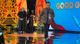 Perwakilan Pemerintah Provinsi Jawa Barat, Kepala Badan Kepegawaian Daerah (BKD) Jawa Barat, Dedi Supandi menerima penghargaan National Governance Awards 2026 di Jakarta. Penghargaan diberikan atas keberhasilan dalam transformasi digital dan reformasi birokrasi untuk meningkatkan pelayanan publik. Foto: Humas Jabar
