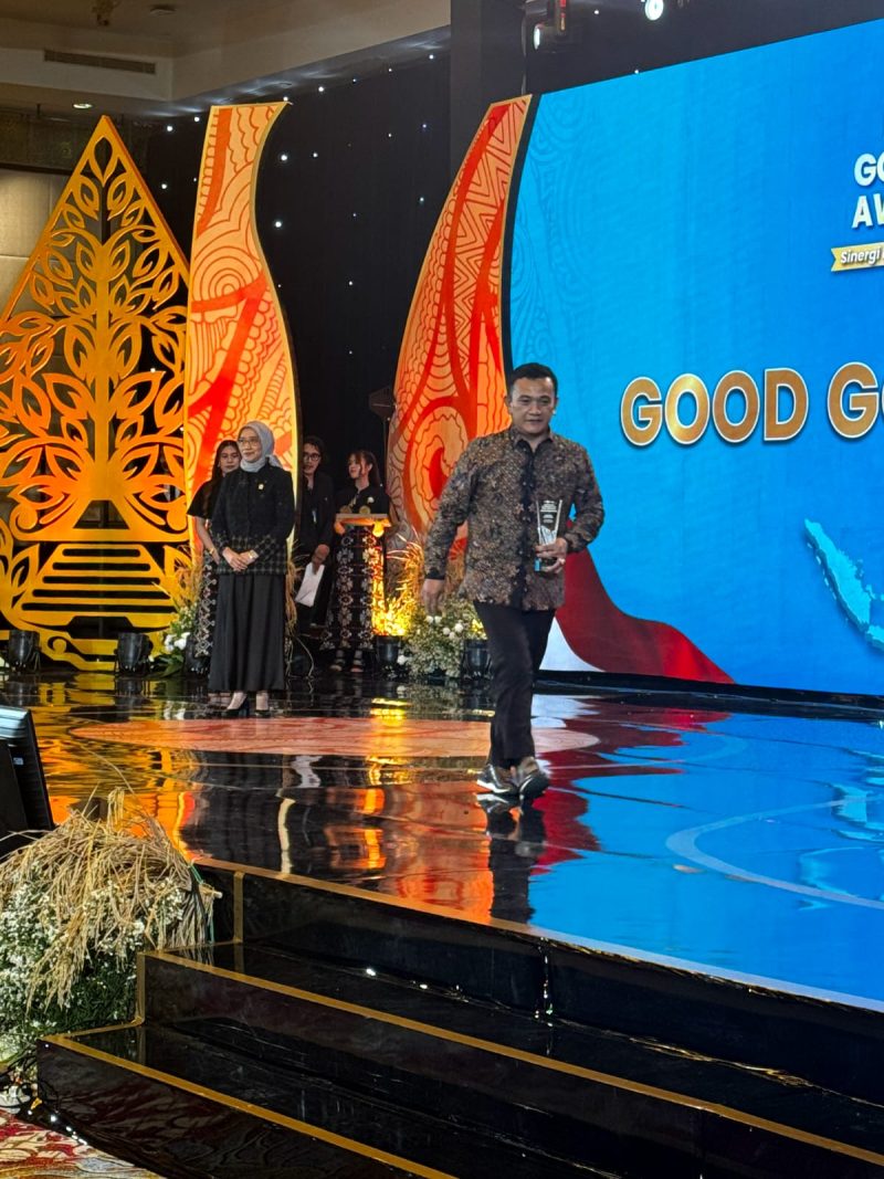 Perwakilan Pemerintah Provinsi Jawa Barat, Kepala Badan Kepegawaian Daerah (BKD) Jawa Barat, Dedi Supandi menerima penghargaan National Governance Awards 2026 di Jakarta. Penghargaan diberikan atas keberhasilan dalam transformasi digital dan reformasi birokrasi untuk meningkatkan pelayanan publik. Foto: Humas Jabar
