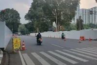 Kondisi arus lalu lintas di Jalan Diponegoro, Kota Bandung, masih berjalan normal. Pemprov Jawa Barat menegaskan belum ada penutupan jalan terkait penataan kawasan Gedung Sate. Foto: bandunghariini.com
