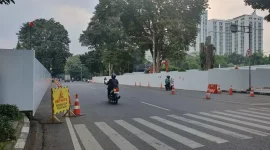 Kondisi arus lalu lintas di Jalan Diponegoro, Kota Bandung, masih berjalan normal. Pemprov Jawa Barat menegaskan belum ada penutupan jalan terkait penataan kawasan Gedung Sate. Foto: bandunghariini.com