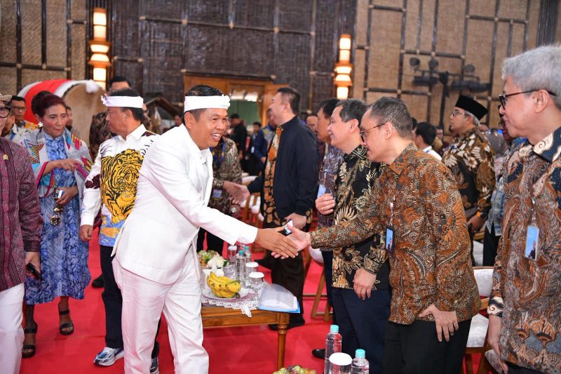 Gubernur Jawa Barat Dedi Mulyadi menghadiri RUPST bank bjb Tahun Buku 2025 di Bale Pakuan, Kota Bandung. Rapat tersebut membahas penetapan direksi dan komisaris baru serta evaluasi kinerja perusahaan. Foto: Humas Jabar