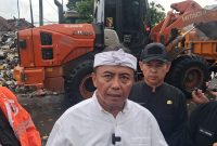Sekretaris Daerah Jawa Barat, Herman Suryatman memantau proses pembersihan sampah di Pasar Baleendah, Kabupaten Bandung, Kamis (30/4/2026). Foto: Kabar Pajajaran