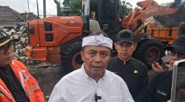 Sekretaris Daerah Jawa Barat, Herman Suryatman memantau proses pembersihan sampah di Pasar Baleendah, Kabupaten Bandung, Kamis (30/4/2026). Foto: Kabar Pajajaran
